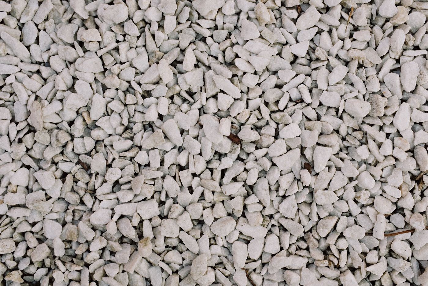 Světlé úlomky kamene, ilustrace pro kaolin
